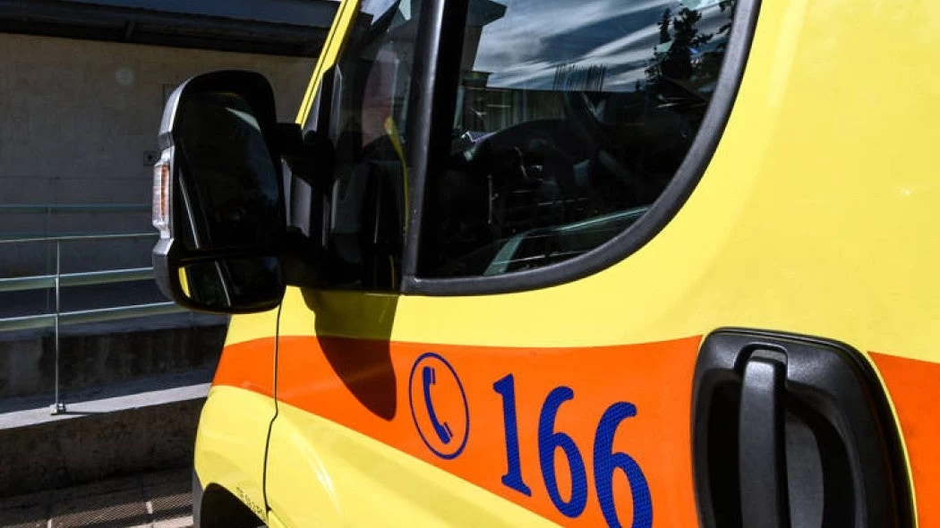 Τουρίστρια στην Πατησίων τραυματίστηκε από πτώση σοβάδων – Ζημιές σε σπίτια σε Μάνδρα και Περιστέρι – Κατέρρευσε ο σταυρός της Αγίας Ειρήνης (εικόνες)